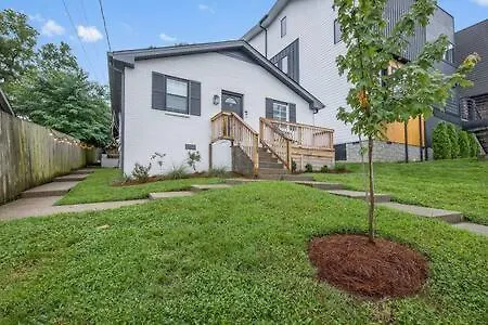 Апартаменты The Blue Bungalow - 4 Beds And 7 Mins To Broadway! США