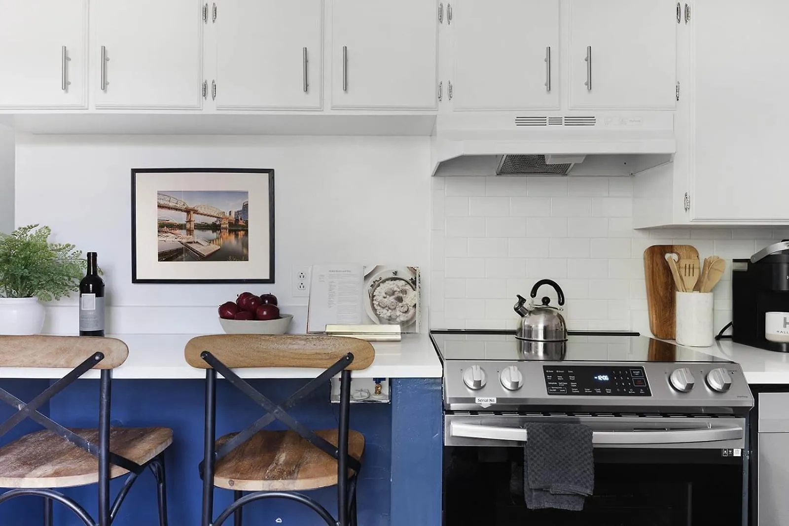 Апартаменты The Blue Bungalow - 4 Beds And 7 Mins To Broadway! США