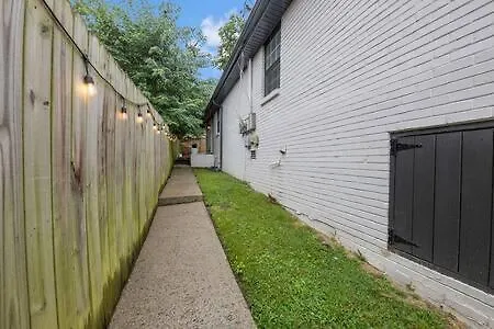 Apartment The Blue Bungalow - 4 Beds And 7 Mins To Broadway!