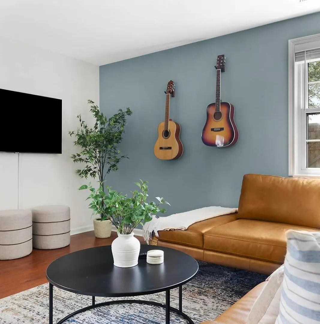 Apartment The Blue Bungalow - 4 Beds And 7 Mins To Broadway!