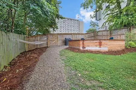 The Blue Bungalow - 4 Beds And 7 Mins To Broadway! 0*, Nashville