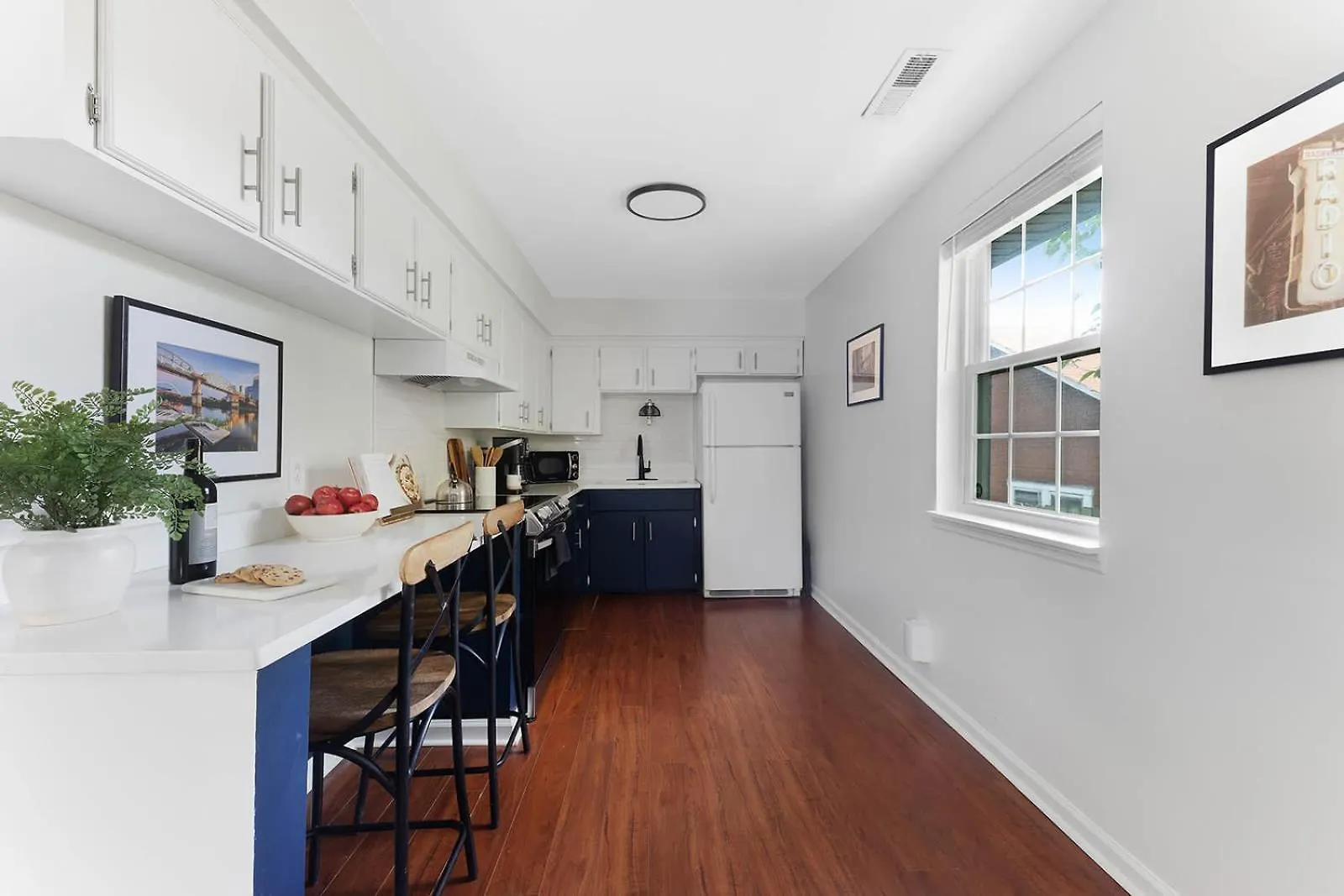 Apartment The Blue Bungalow - 4 Beds And 7 Mins To Broadway!