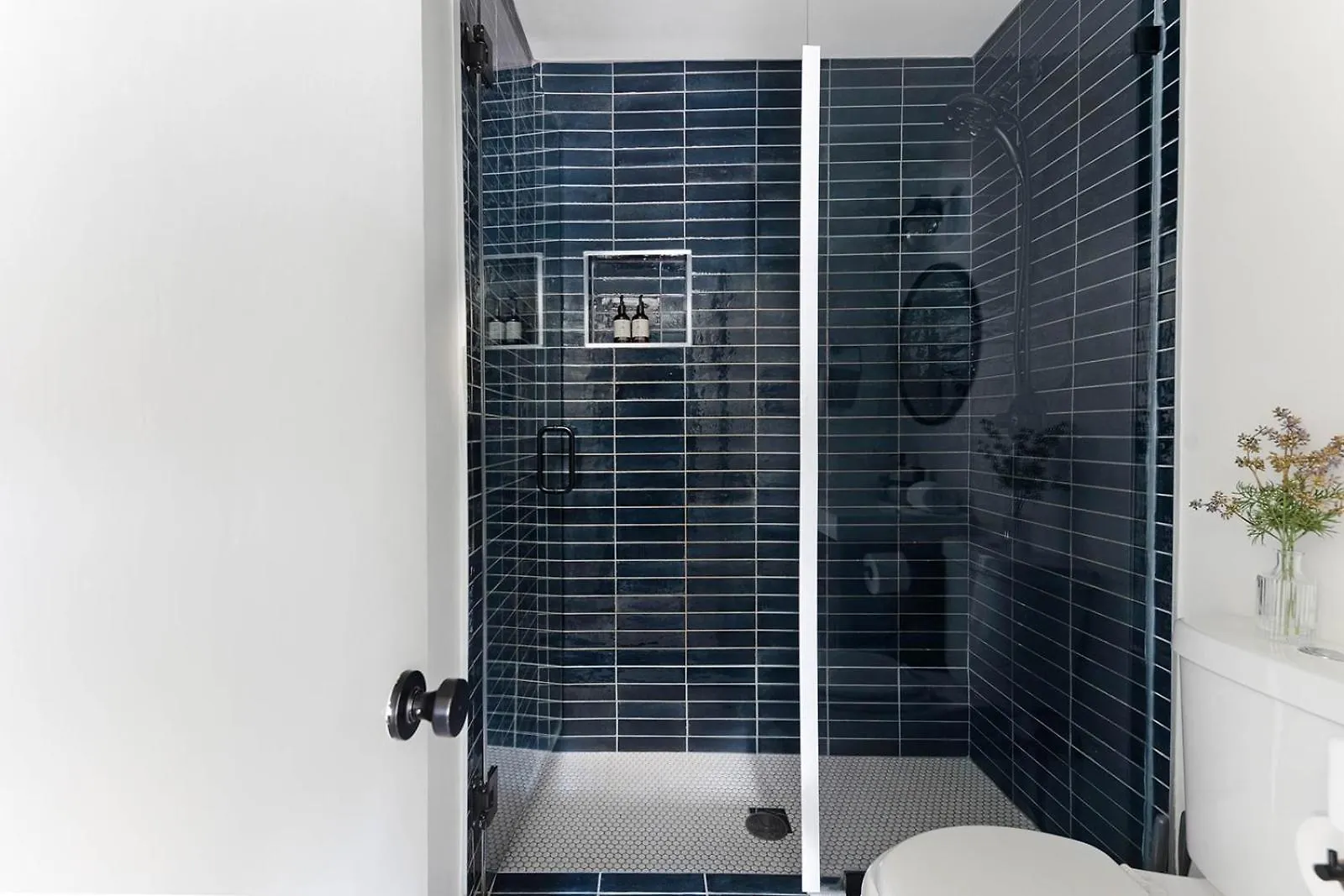 Apartment The Blue Bungalow - 4 Beds And 7 Mins To Broadway! United States