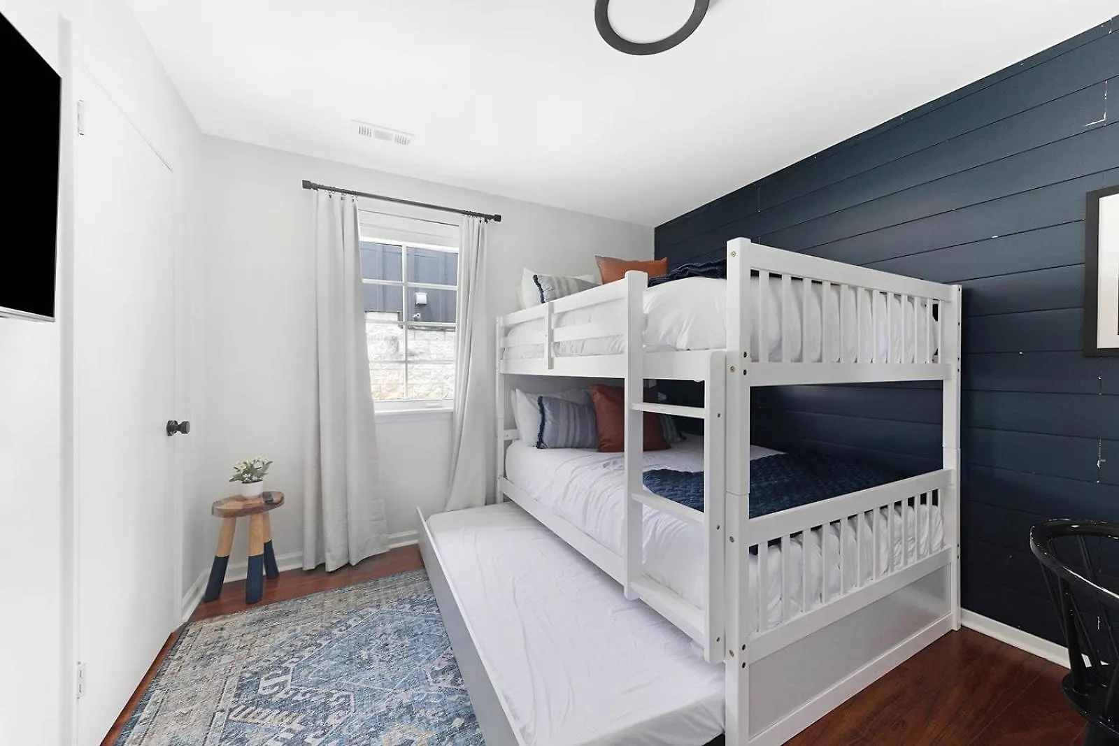 Apartment The Blue Bungalow - 4 Beds And 7 Mins To Broadway!